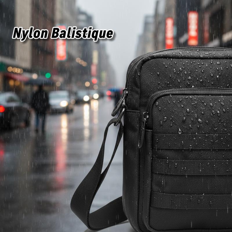 Sac Lancaster en nylon balistique noir couvert de gouttes d'eau dans une rue pluvieuse avec le texte Nylon Balistique en surimpression.