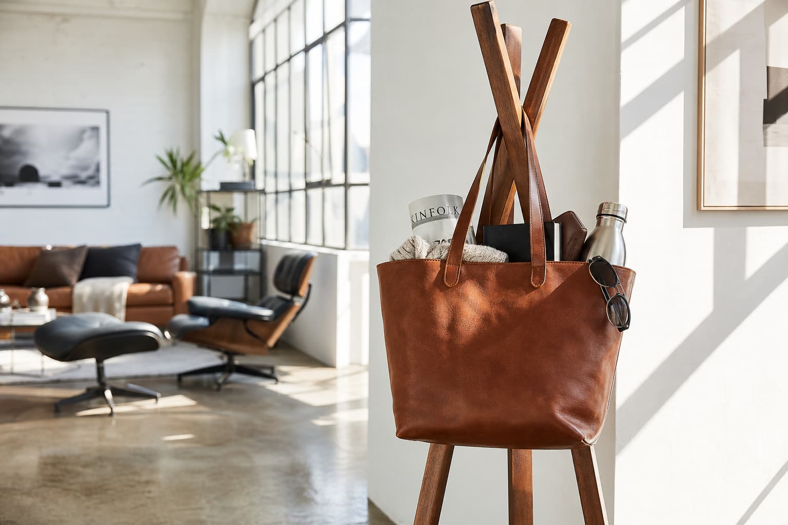 Sac cabas en cuir pour homme spacieux suspendu dans un loft lumineux