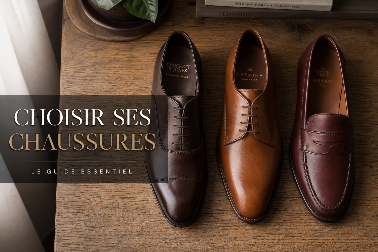Vue de dessus de trois paires de chaussures en cuir — un oxford, un derby et un penny loafer — disposées soigneusement sur un fond en bois de chêne chaud, baignées d