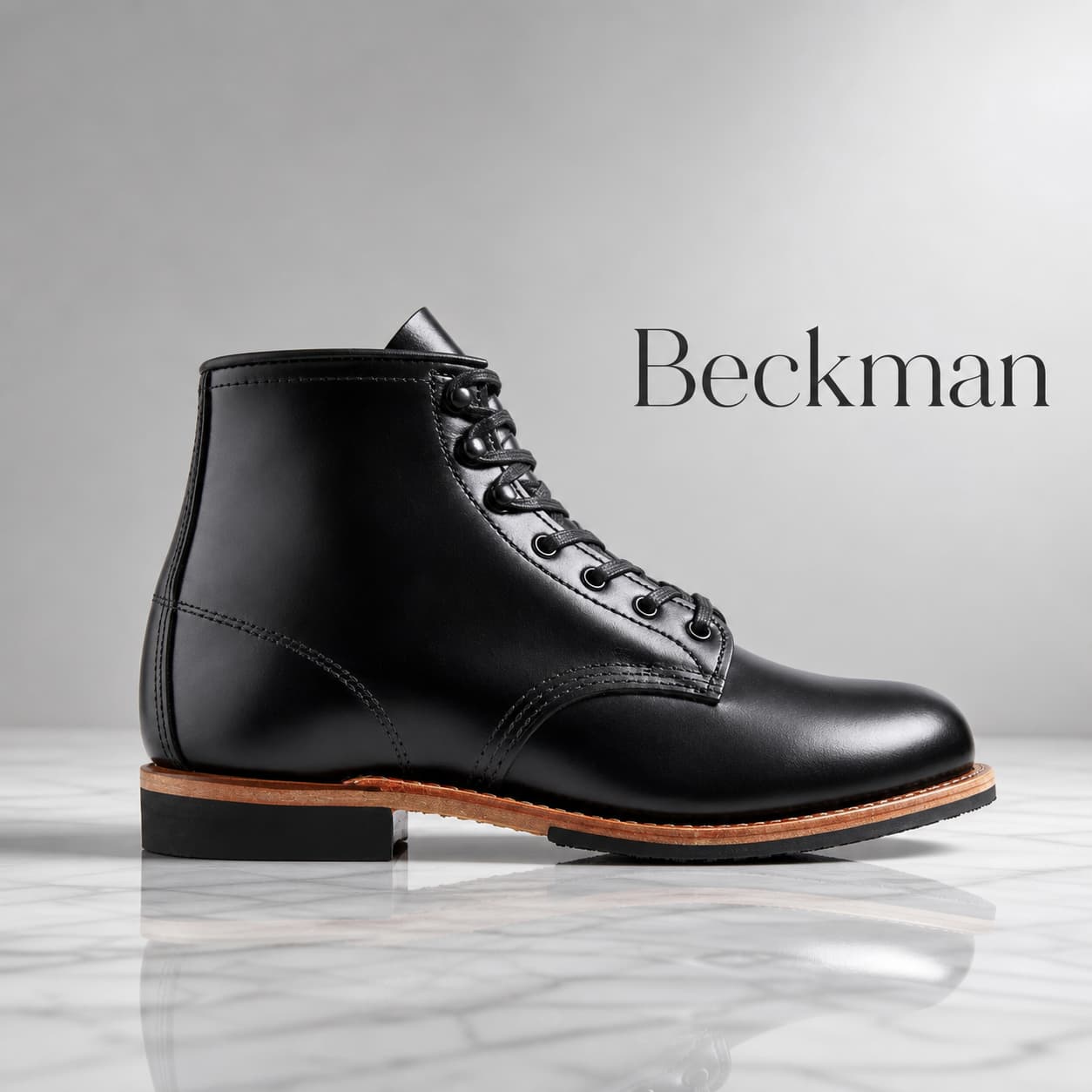 Botte Red Wing Beckman en cuir Featherstone poli posée sur un sol en marbre, sous un éclairage tamisé, avec le texte