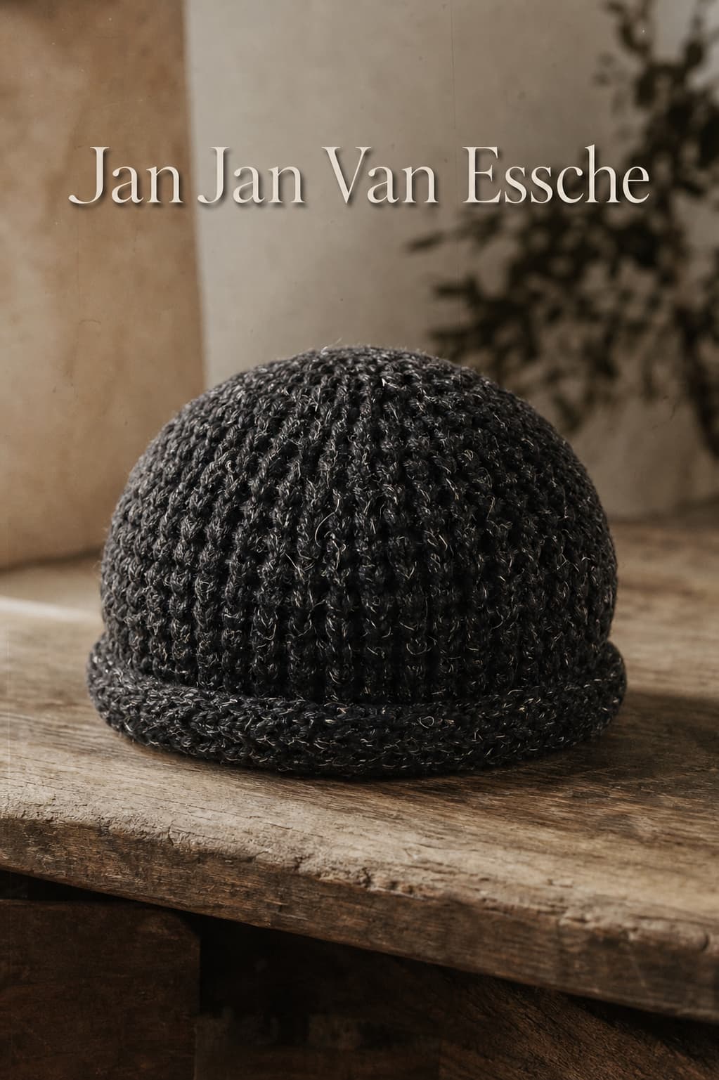 Bonnet artisanal en laine naturelle non teinte, posé sur une surface en bois texturée sous une lumière naturelle, avec un texte superposé