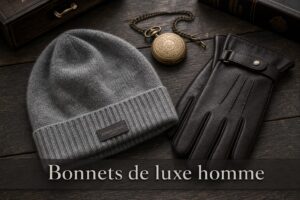 Composition élégante à plat d'un bonnet en cachemire gris luxueux, de gants en cuir et d'une montre à gousset vintage sur un fond en bois sombre, avec le texte 'Bonnets de luxe homme' superposé.