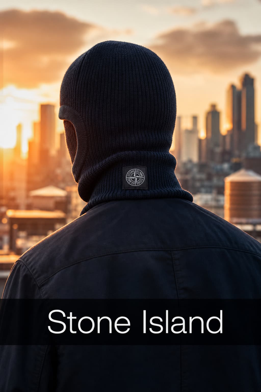Une personne vue de dos portant un bonnet en laine bleu marine avec l’écusson Stone Island, debout sur un toit au coucher du soleil, avec texte superposé